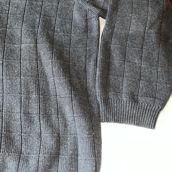 Izod-L-dark gray-100% cotton-crewneck,pull over, rib detail, long sleeve sweater - Picture 4 of 11